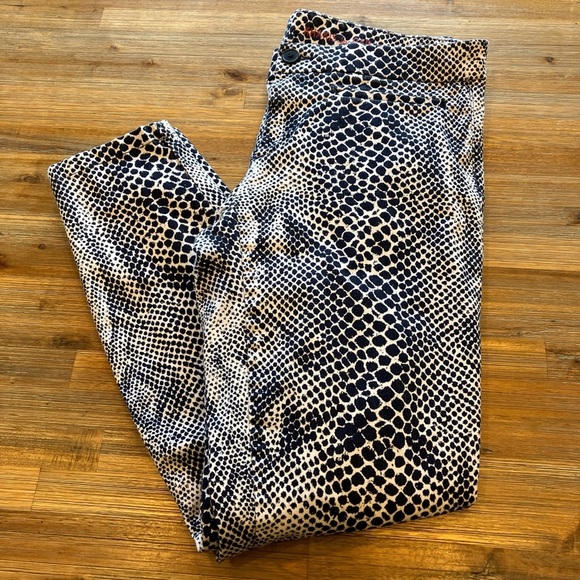 GAP‎ size 4 black and white snakeskin print super skinny cropped khaki pant - Picture 2 of 6